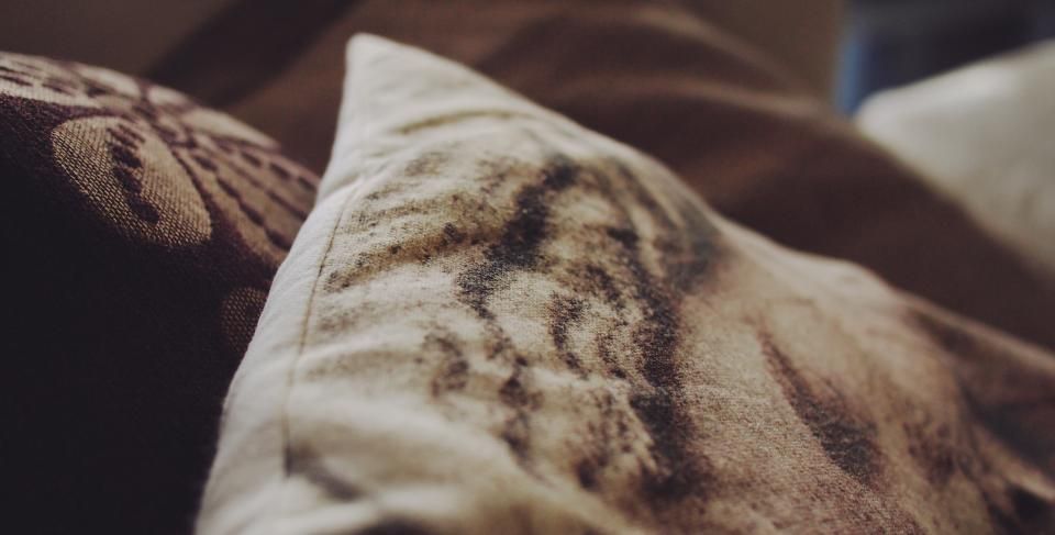 Knotted no-sew pillow cover